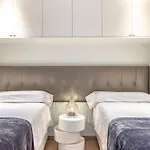 Апартаменти Luxurious In Puente Romano, *