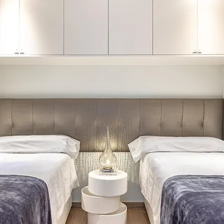 Διαμέρισμα Luxurious In Puente Romano, *