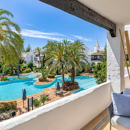 Apartment Luxurious In Puente Romano,