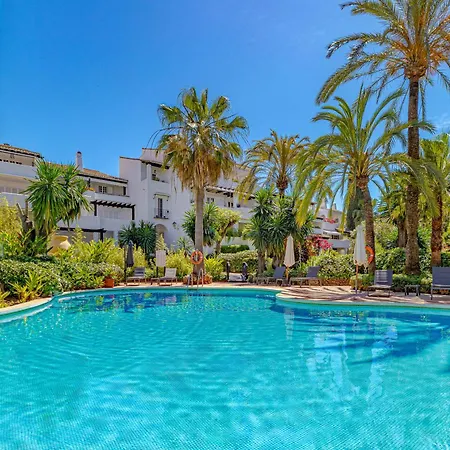 Luxurious In Puente Romano, Apartamento *