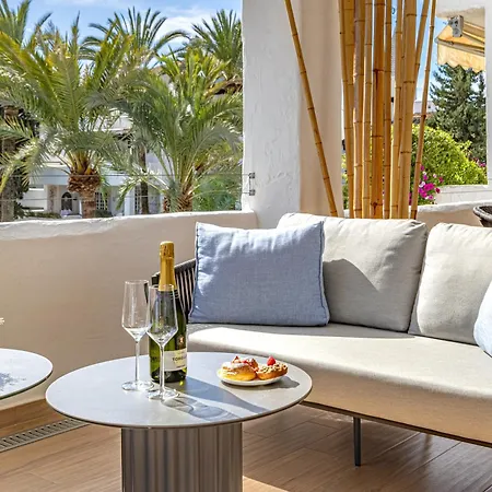 Luxurious In Puente Romano, Apartamento *