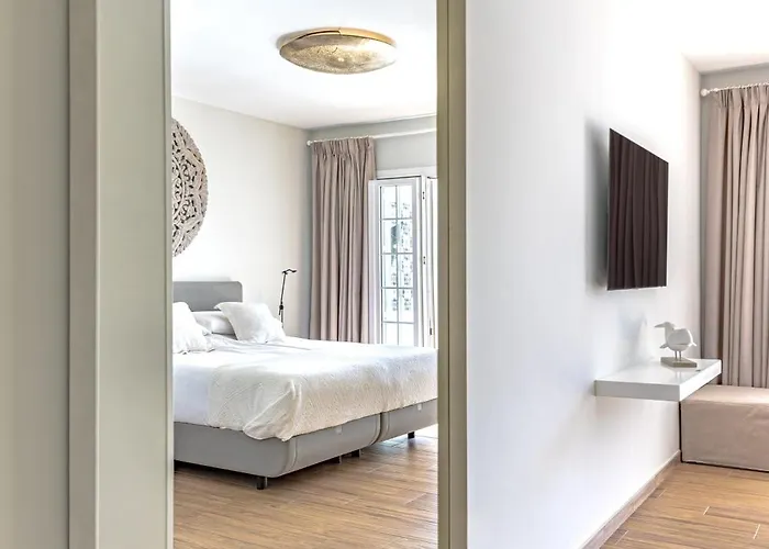 Апартаменти Luxurious In Puente Romano,